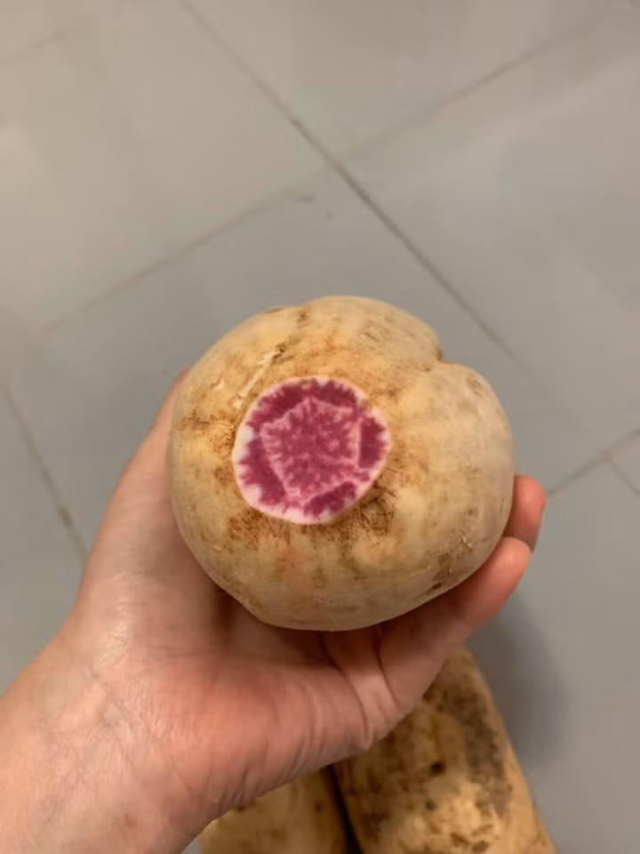 Chị Lê Phương (TP HCM) cho biết, vài tuần trước mấy chị em cùng cơ quan rủ nhau đặt mua khoai lang tím Úc nhưng không có hàng. Ảnh: Facebook Le Phuong.