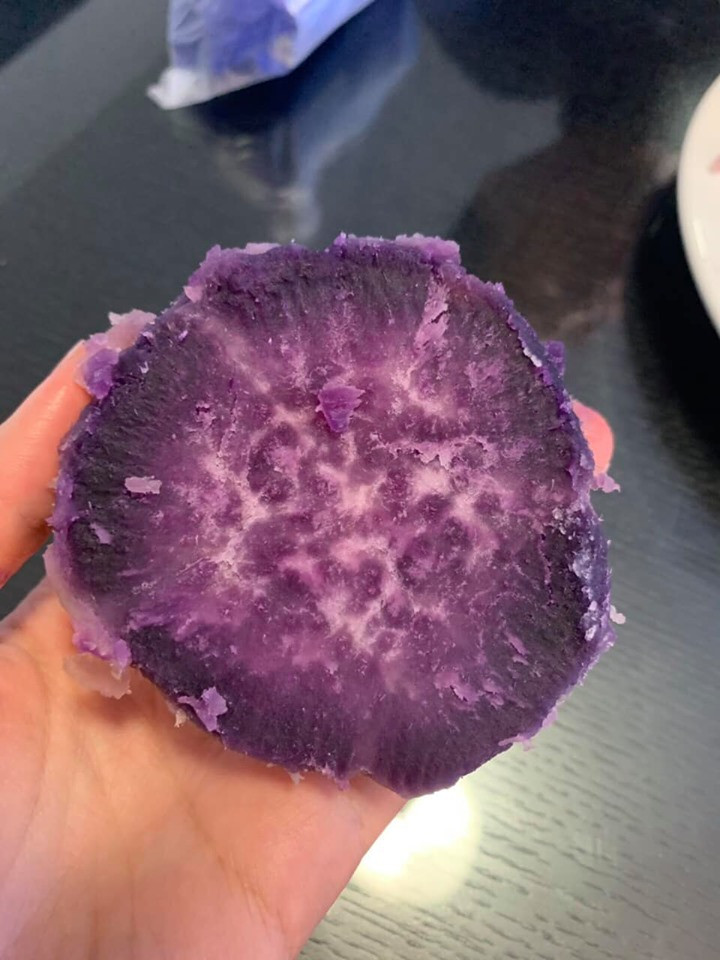 Mới đây, chị Phương có dịp sang Úc, tranh thủ vào siêu thị tìm mua loại khoai đặc biệt này về ăn thử. Theo chị Phương, khoai tím Úc luộc nhanh chín, ăn mềm thơm, ngọt. Ảnh: Facebook Le Phuong.