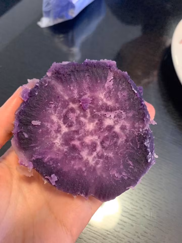 Mới đây, chị Phương có dịp sang Úc, tranh thủ vào siêu thị tìm mua loại khoai đặc biệt này về ăn thử. Theo chị Phương, khoai tím Úc luộc nhanh chín, ăn mềm thơm, ngọt. Ảnh: Facebook Le Phuong.