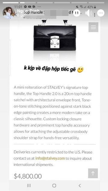 Sau đó, siêu mẫu Ngọc Trinh khiến ai nấy trầm trồ khi khoe chiếc túi màu đen hàng hiệu trị giá gần 5.000 USD mà cô than "không kịp về đập hộp". Ảnh: Vietnamnet.