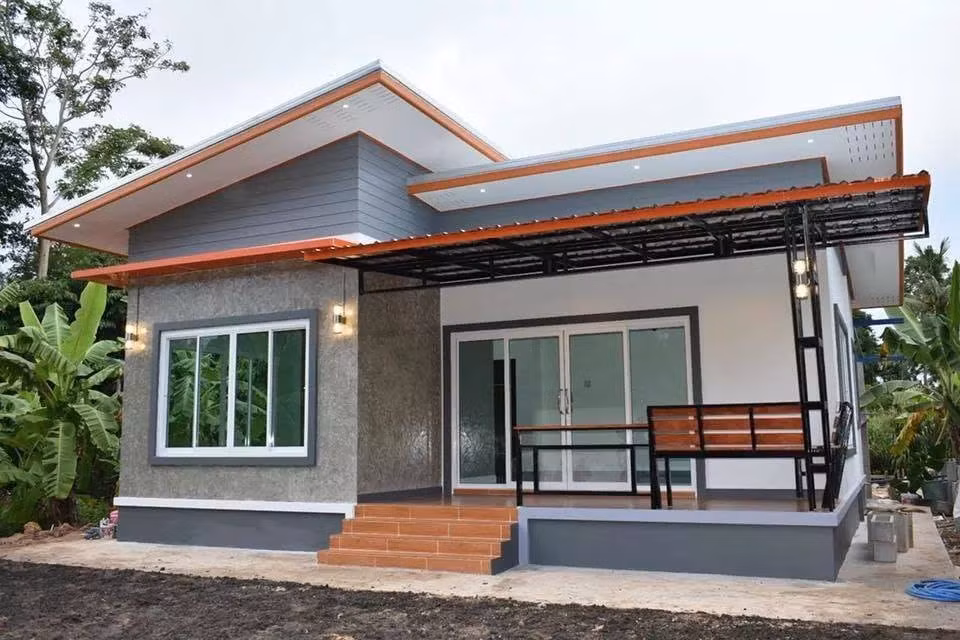 Các đường nét màu cam nổi bật trên màu sơn trắng - xám là điểm nhấn của căn nhà. Ảnh: Nhadattayninh.