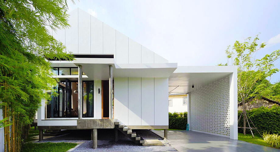 Nhà mái thái rộng rãi có gara để xe. Ảnh: Nhadep.