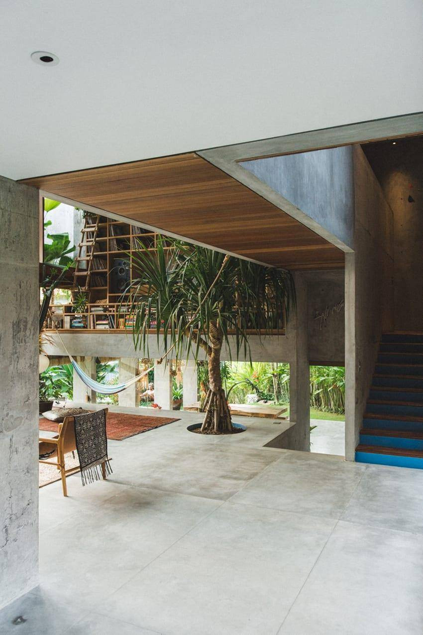 Một chiếc cầu bắc qua phòng khách giúp kết nối các căn phòng trên tầng.