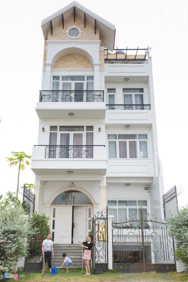 Được biết, bố mẹ nam ca sĩ làm kinh doanh và sở hữu nhiều bất động sản ở Hà Nội. Hỗ trợ tài chính từ gia đình giúp anh thoải mái theo đuổi con đường nghệ thuật.