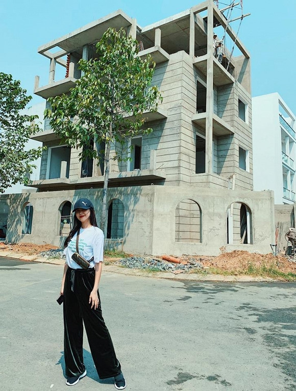 Vài giờ trước, bà xã Thủy Anh tiếp tục khiến dân mạng trầm trồ khi hé lộ về khu biệt thự mới đang trong quá trình xây dựng.