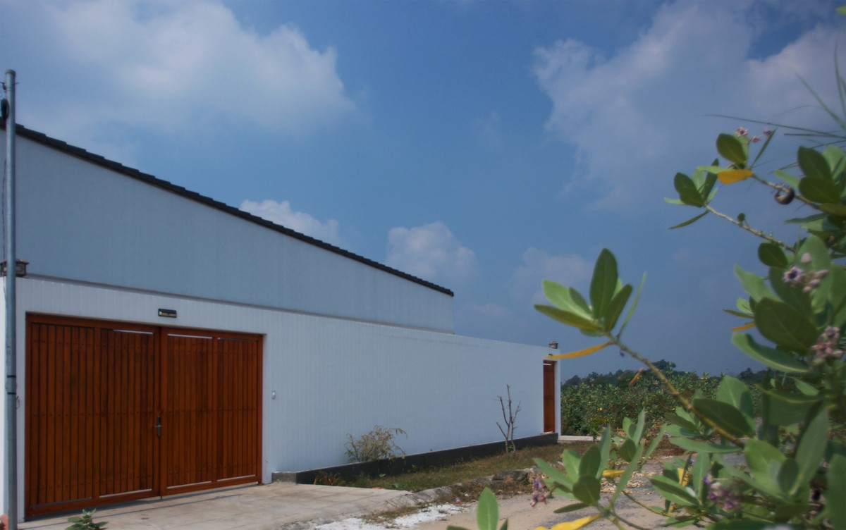 Tuy nhiên, ngôi nhà hiện đại phải đảm bảo xu hướng mở. Vì vậy, nhóm kiến trúc thiết kế cổng chính mở hướng Đông và các bên khác bị chặn lại như một hình chữ U.