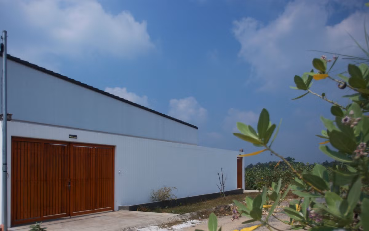 Tuy nhiên, ngôi nhà hiện đại phải đảm bảo xu hướng mở. Vì vậy, nhóm kiến trúc thiết kế cổng chính mở hướng Đông và các bên khác bị chặn lại như một hình chữ U.