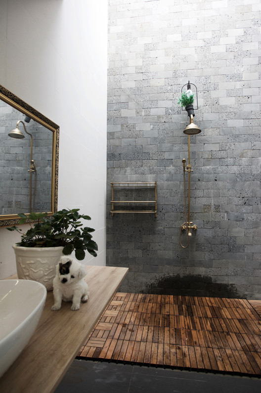 Phòng tắm thiết kế mở thoáng sáng.