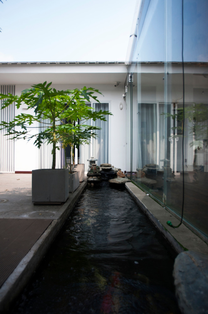 Điều này cũng giúp chắn ánh nắng gay gắt từ phía Tây cho ngôi nhà.