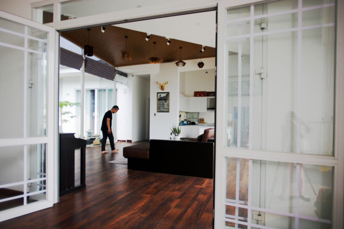 Thiết kế hình chữ U và bố trí sân ở trung tâm giúp các phòng dễ dàng kết nối với nhau, tạo thành khu vực sinh hoạt chung.