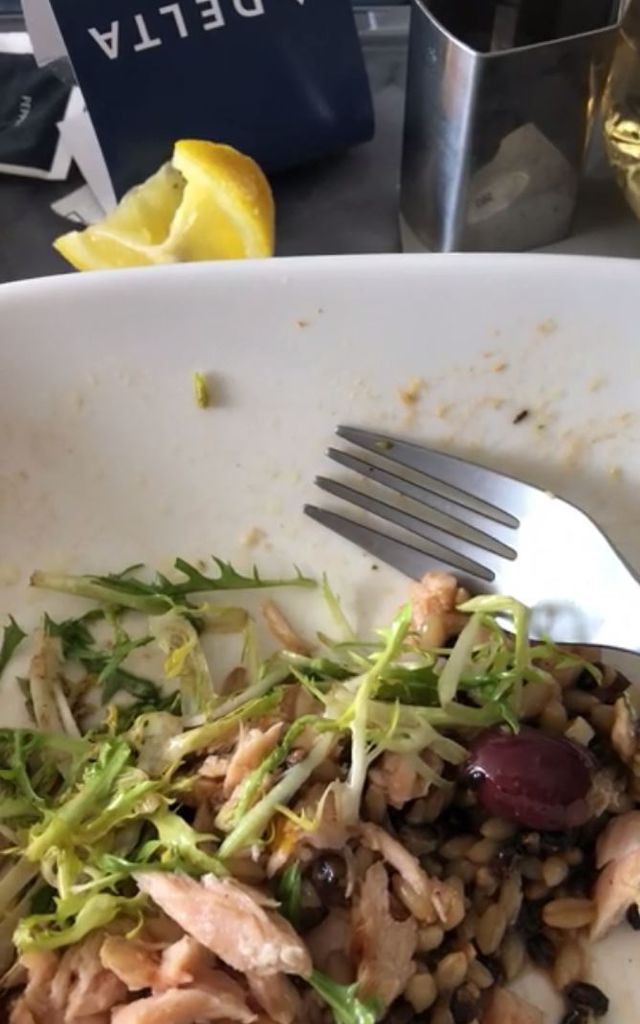 Gioi xuat hien tren may bay: Tu do an toi chan dap cua hang khong deu co-Hinh-2