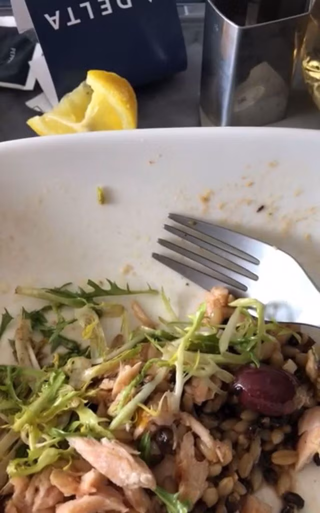 Gioi xuat hien tren may bay: Tu do an toi chan dap cua hang khong deu co-Hinh-2