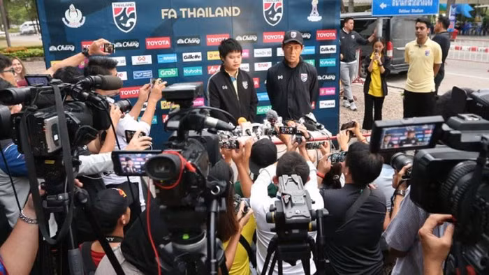 HLV Thai Lan bo lung cau tra loi truyen thong vi so lo bai?