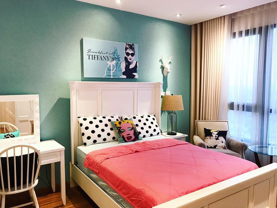 Phan Hoàng Thu lựa chọn tông trắng - xanh cho phòng ngủ của mình.