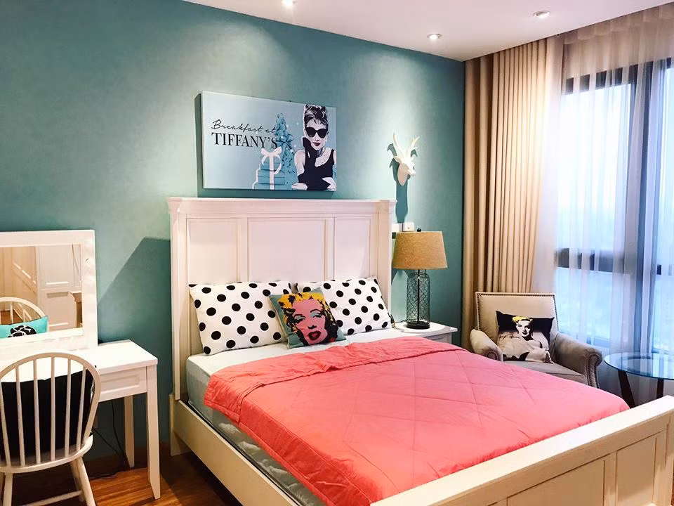 Phan Hoàng Thu lựa chọn tông trắng - xanh cho phòng ngủ của mình.