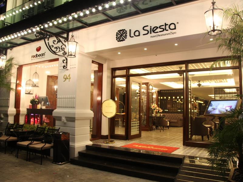 Tọa lạc tại quận Hoàn Kiếm (Hà Nội), Hanoi La Siesta Hotel là khách sạn sang trọng đến từng chi tiết. Nhà hàng Red Bean trong khách sạn cho tầm nhìn ra toàn cảnh khu phố cổ. Nguồn ảnh: TripAdvisor, Booking.