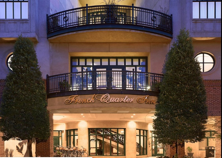 Thường xuyên xếp hạng trong số những nơi ẩn dật xa xỉ nhất của thành phố Charleston (Mỹ), khách sạn French Quarter Inn có tổng 595 phòng nghỉ tiện nghi.