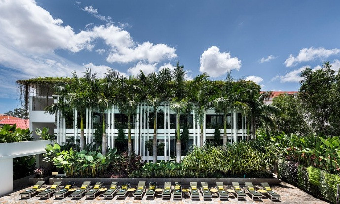 Nằm ở trung tâm của Xiêm Riệp (Campuchia), khách sạn 5 sao Viroth có 35 phòng, hồ bơi rộng 20 m, spa, phòng tập thể dục...