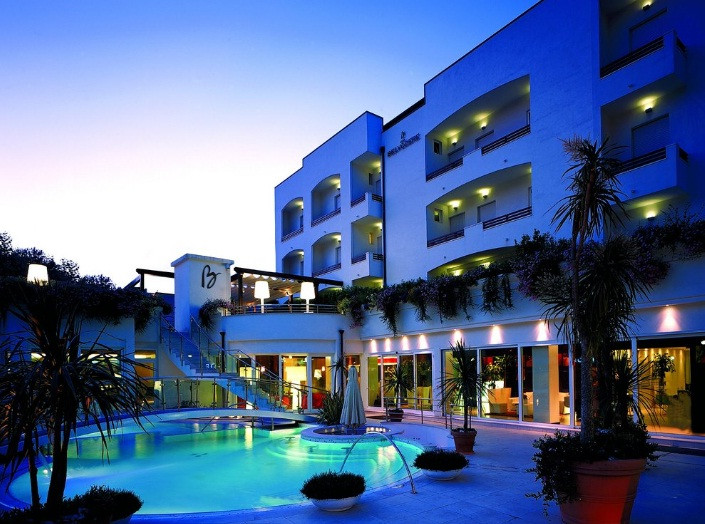 Tiếp theo là khách sạn Belvedere (ở Riccione, Italy). Khách sạn bao gồm 48 phòng, 5 dãy phòng nhỏ, một trung tâm chăm sóc sức khỏe, một bể bơi và một phòng tắm nắng trên sân thượng.