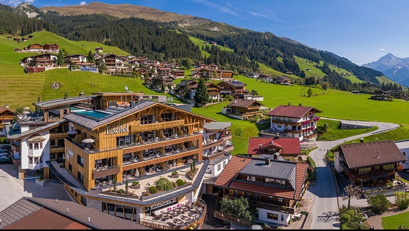 Khách sạn Alpin Spa Tuxerhof (Áo) được đánh giá cao bởi phòng lớn, có bể bơi trong và ngoài trời, đội ngũ nhân viên thân thiện.