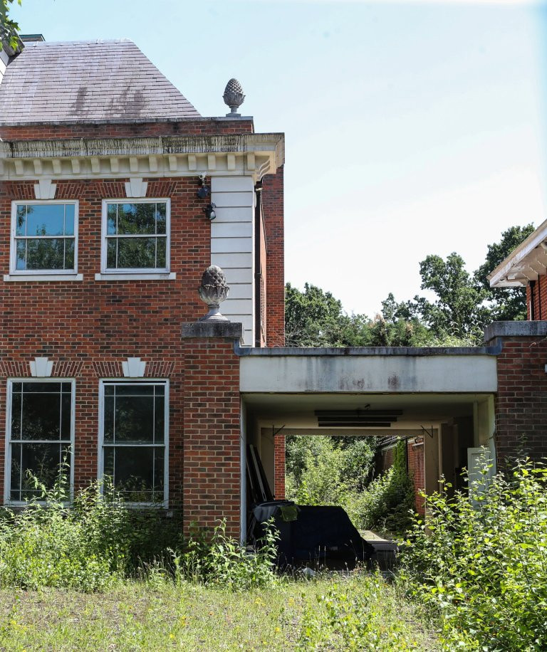 Nhiều căn nhà bỏ hoang cỏ dại mọc um tùm.