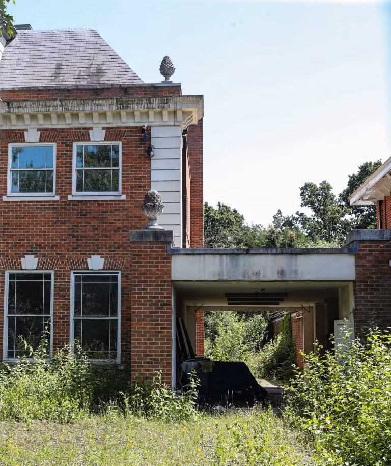 Nhiều căn nhà bỏ hoang cỏ dại mọc um tùm.