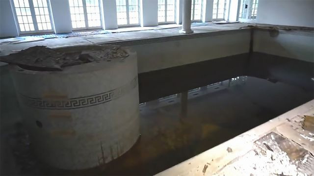 Bể bơi trong nhà ráo nước khi bị bỏ hoang nhiều năm.