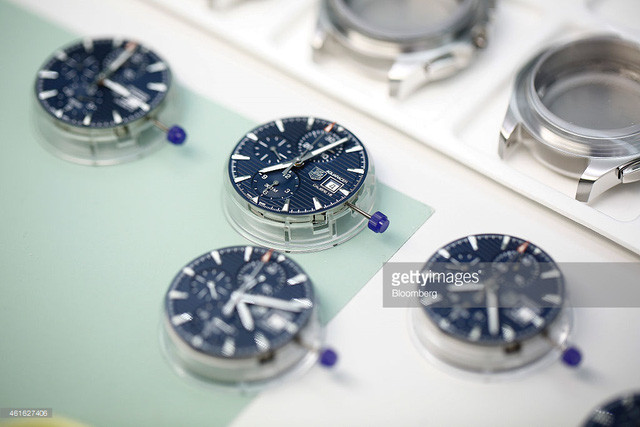 Người dân thường dành toàn bộ thời gian rảnh rỗi để chế tác đủ loại đồng hồ. Ảnh: Getty Imgae.