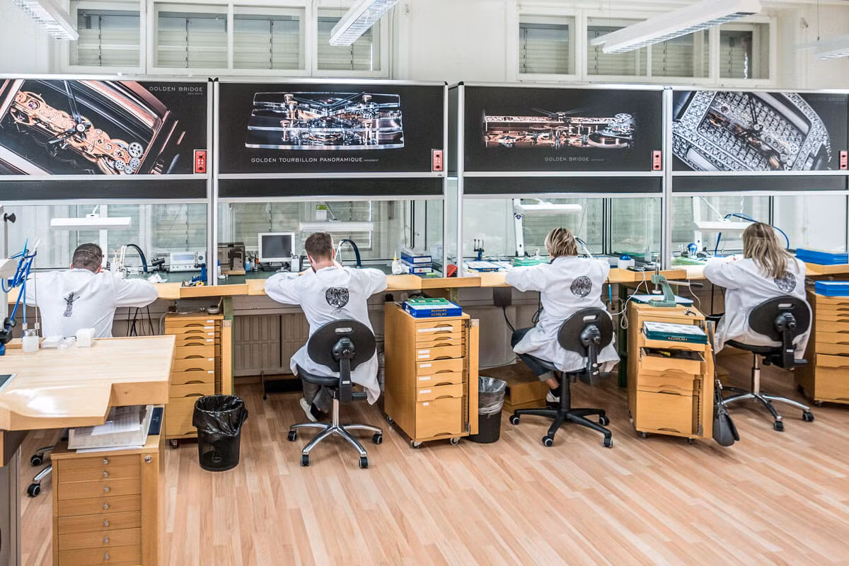 Theo một nghệ nhân chế tác đồng hồ, mùa đông ở La Chaux de Fonds rất yên tĩnh vì thị trấn khá biệt lập với khu vực xung quanh. Ảnh: Newly Swissed.