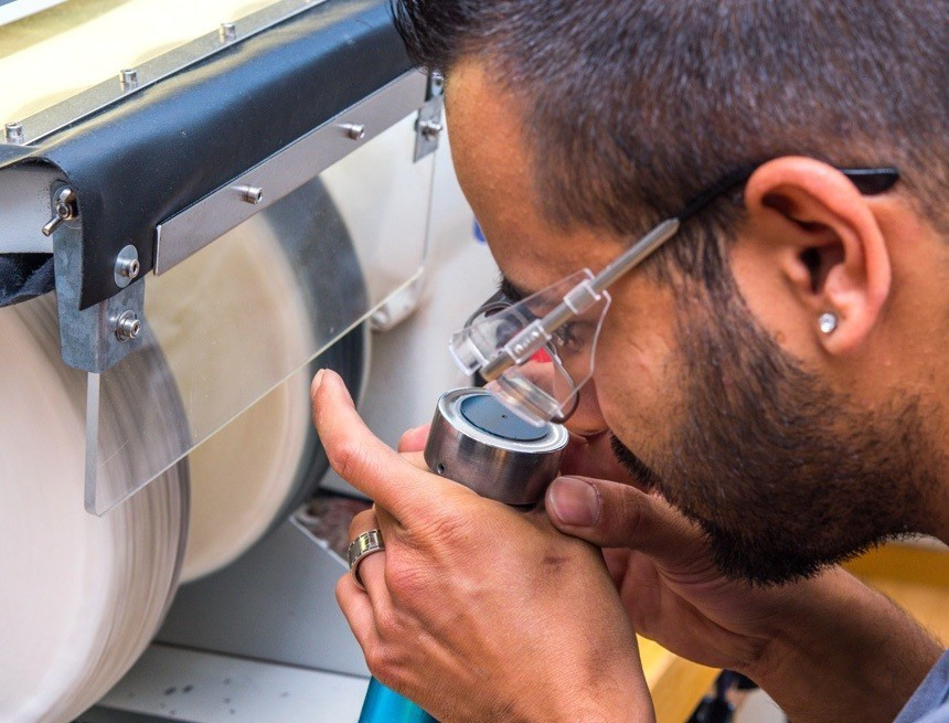 Những sản phẩm đồng hồ hoàn thiện, được gắn mác và xuất khẩu đi khắp thế giới. Ảnh: aBlogtoWatch.