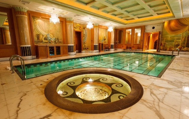 Bể bơi trong nhà rộng tới 63,25m2.