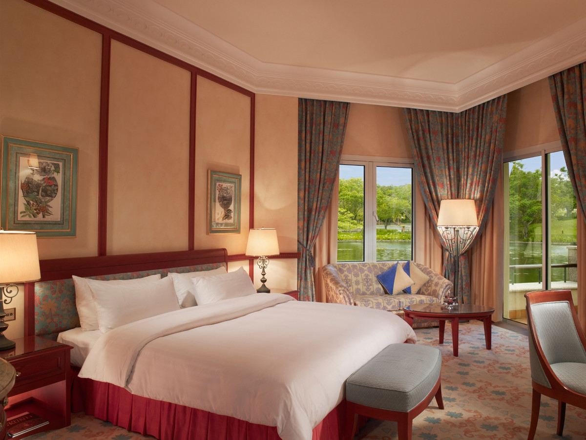 Các phòng đều có cửa kính lớn đón ánh sáng và du khách ngắm cảnh.