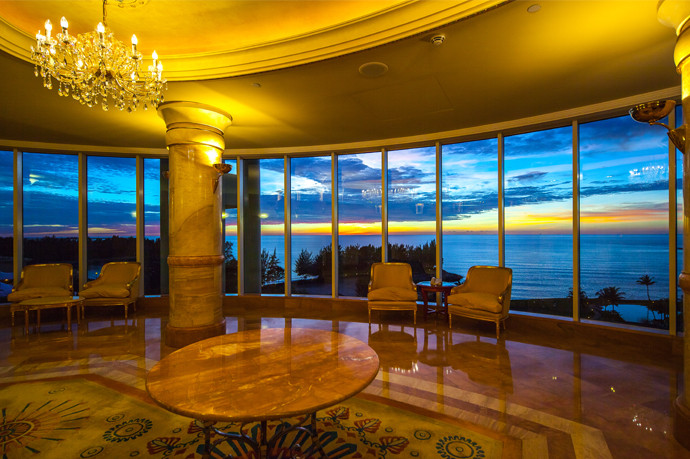 Những hàng cột uy nghi ở sảnh hay trên tường trong mỗi phòng đều được trang trí màu vàng óng ánh lộng lẫy như cung điện.