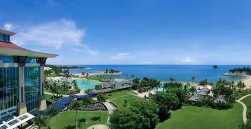 Nằm sát bờ biển, khách sạn có hệ thống bể bơi, sân golf... phục vụ nhu cầu giải trí của các du khách.