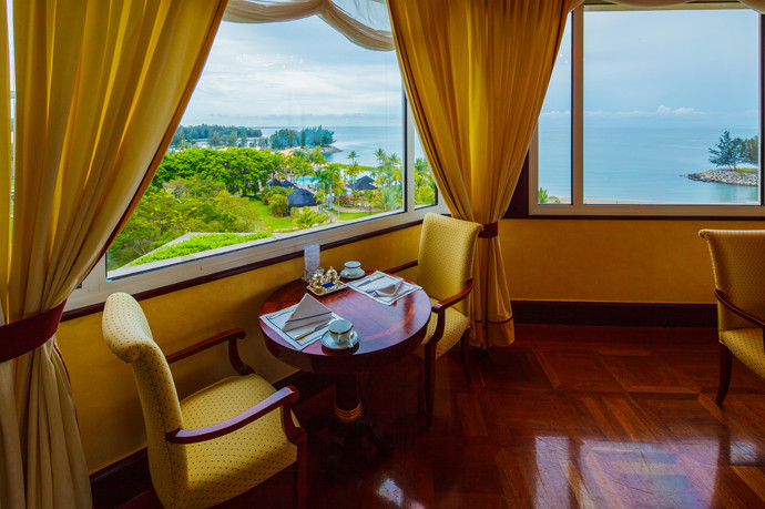 The Empire Hotel &amp; Country Club có khuôn viên rộng 180ha cùng 522 căn phòng lộng lẫy.