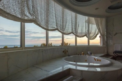 Phòng tắm có view ngắm cảnh toàn cảnh biển.