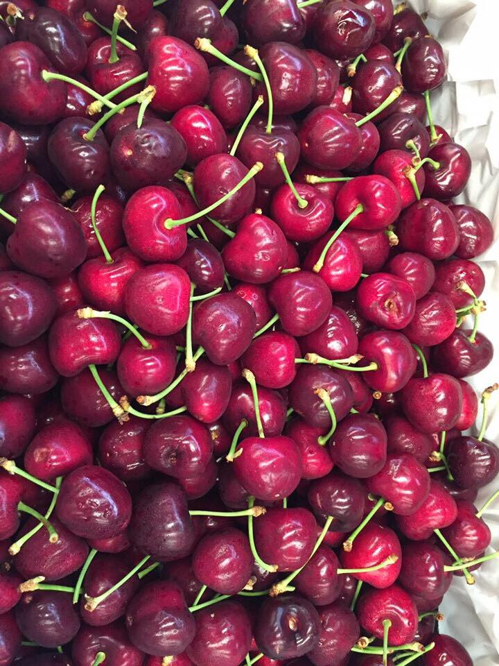Tại các siêu thị và cửa hàng hoa quả nhập khẩu, giá cherry năm nay đều giảm từ 40 - 50% so với năm trước, dao động từ 225.000 - 300.000 đồng/kg.