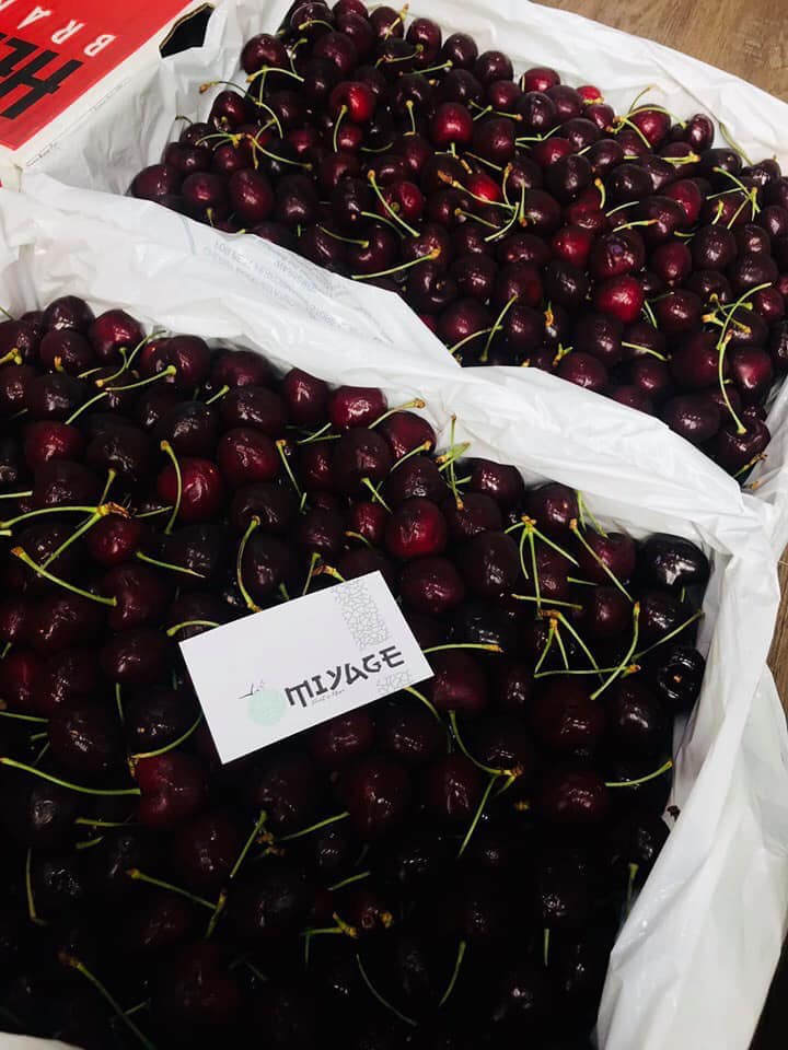 Trong khi đó, cherry Trung Quốc cũng có màu đỏ nhưng nhạt hơn, vỏ ngoài cũng láng bóng, nhưng kích thước trái không đồng đều nhau.