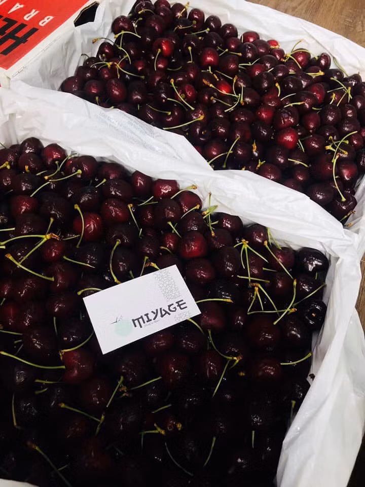 Trong khi đó, cherry Trung Quốc cũng có màu đỏ nhưng nhạt hơn, vỏ ngoài cũng láng bóng, nhưng kích thước trái không đồng đều nhau.