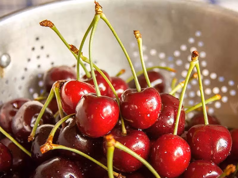 Cũng theo Báo Tiền phong, một vị khách vừa đi du lịch Mỹ trở về tiết lộ, cherry bên Mỹ hiện có giá 7 USD/kg (khoảng 155.000 đồng) tại siêu thị. Nếu mua tại vườn, cherry Mỹ còn khoảng 2 USD (gần 50.000 đồng/kg).