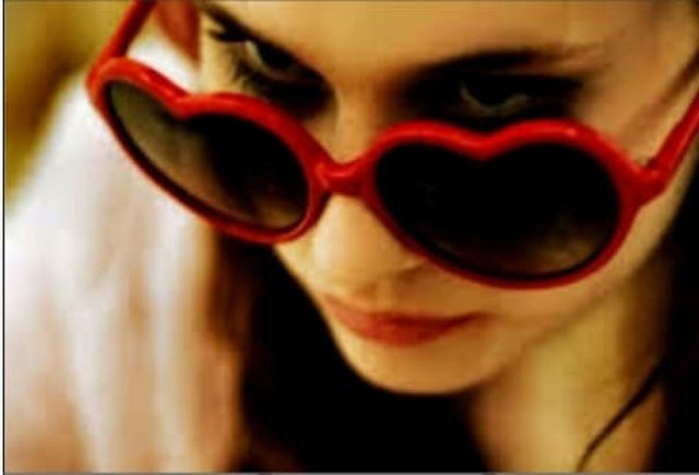 Vo doi ly hon vi chong qua yeu, suot ngay tang qua