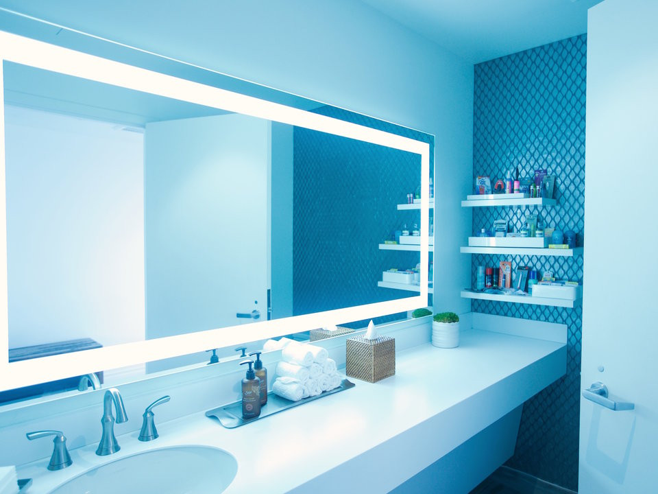 Phòng tắm sang trọng và hiện đại.