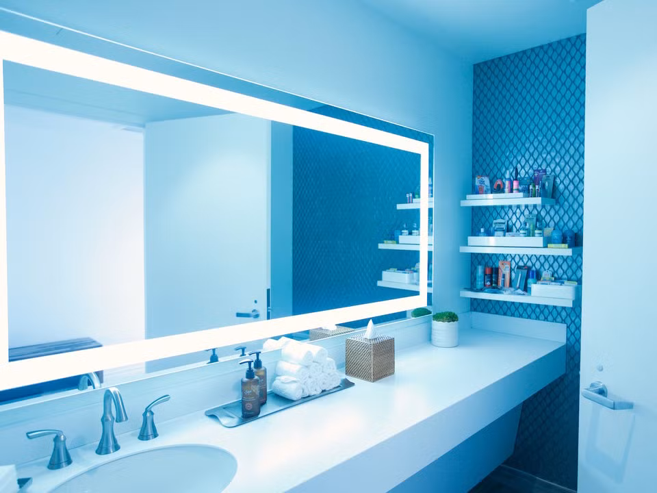 Phòng tắm sang trọng và hiện đại.