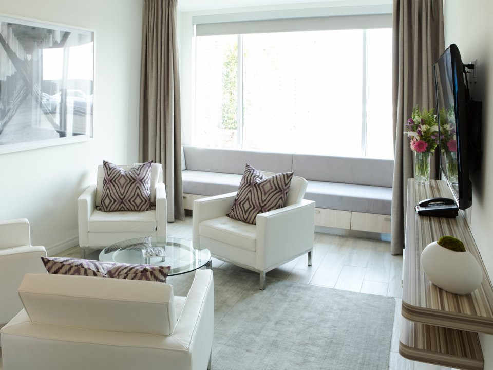 Mỗi phòng chờ đều có giường ngủ dành cho 2 người, phòng tắm, quầy spa, khu vực làm móng, làm tóc, khu ăn uống theo yêu cầu…