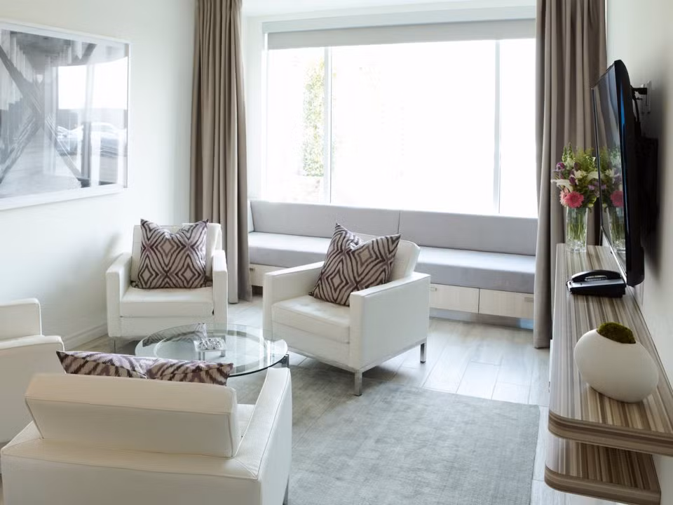 Mỗi phòng chờ đều có giường ngủ dành cho 2 người, phòng tắm, quầy spa, khu vực làm móng, làm tóc, khu ăn uống theo yêu cầu…