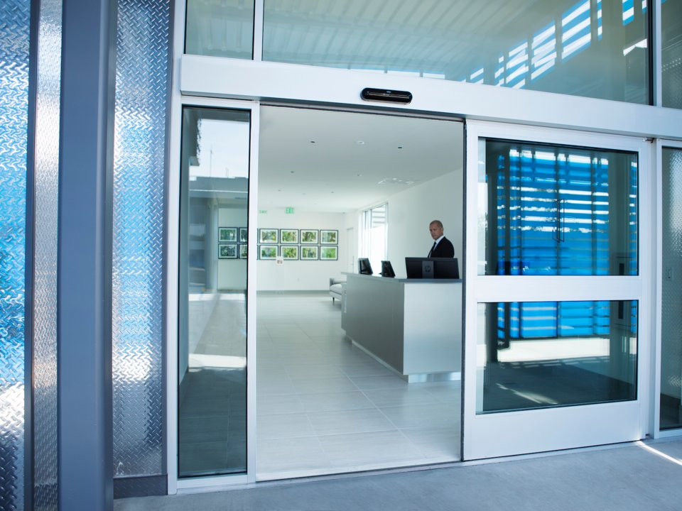 Tại đây, khách có thể làm thủ tục để bay trên một trong 70 hãng hàng không được phép hoạt động tại sân bay.