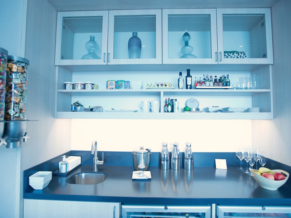 Các phòng còn có bếp nhỏ với đầy đủ đồ ăn.