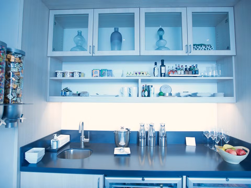 Các phòng còn có bếp nhỏ với đầy đủ đồ ăn.