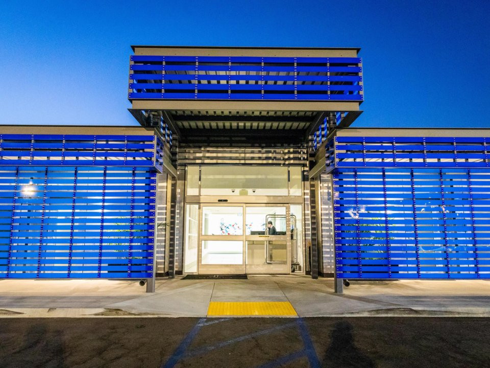 Với mức phí thường niên 4000 USD/năm, kèm thêm 3000 USD cho mỗi chuyến bay quốc tế, hành khách sẽ không phải làm thủ tục check-in, không phải xếp hàng gửi hay lấy hành lý.