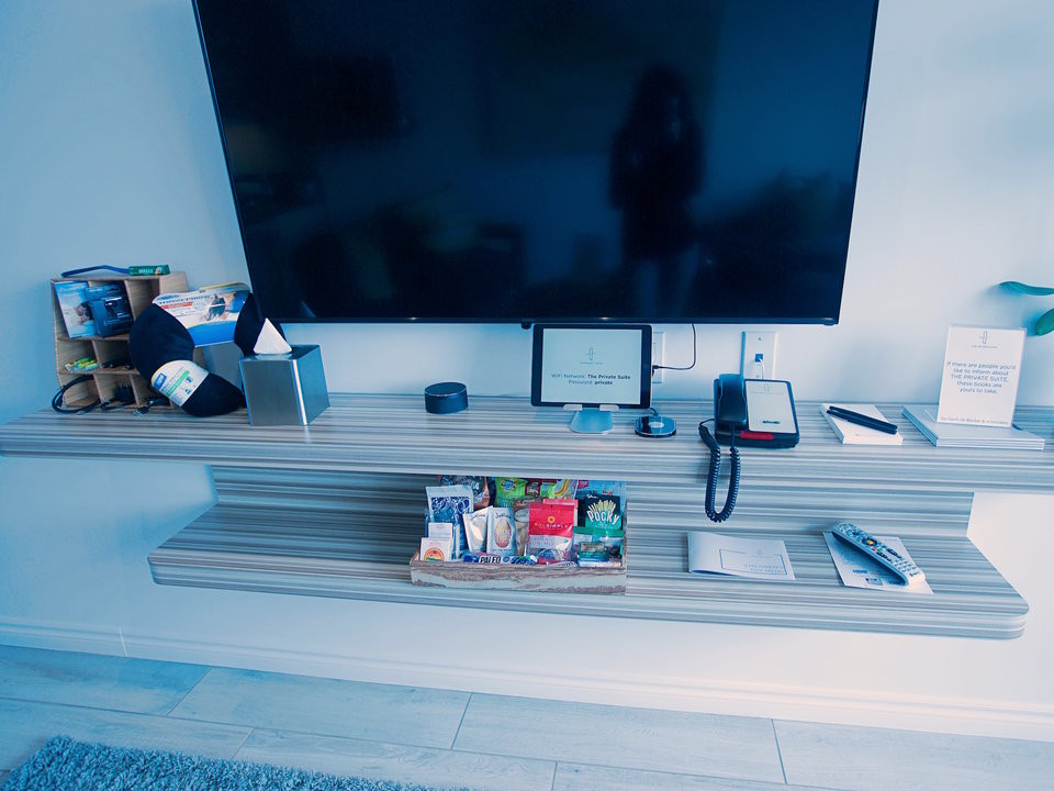 Đồ ăn nhẹ miễn phí, TV, loa, tai nghe, dây sạc...luôn có đầy đủ trong phòng chờ nhà ga sân bay. 